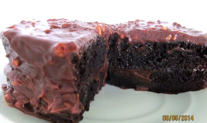 Шоколадный торт с орешками и какао