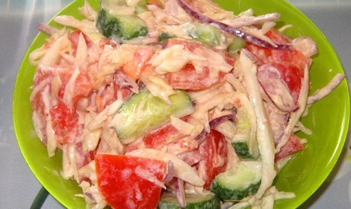 Овощной салат со сметаной и чесноком