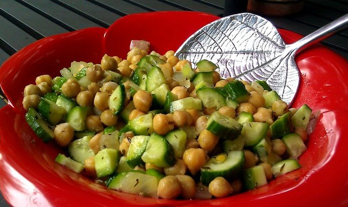 Салат с фасолью и огурцами