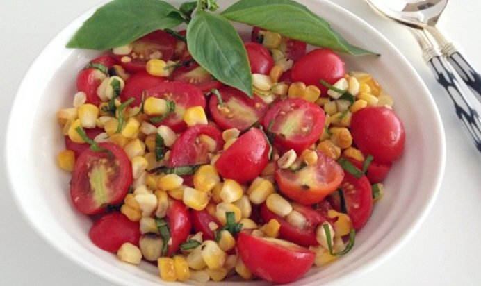 Салат с помидорами и кукурузой