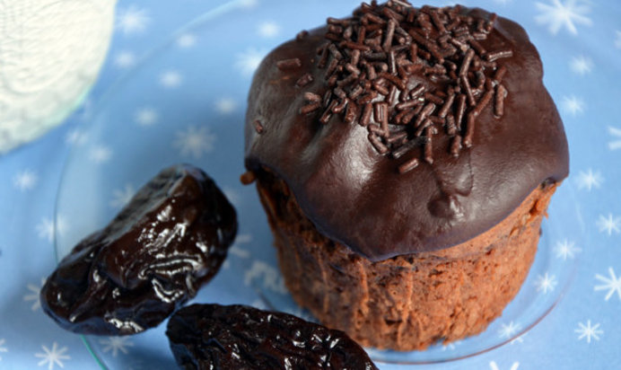 Шоколадные маффины с черносливом