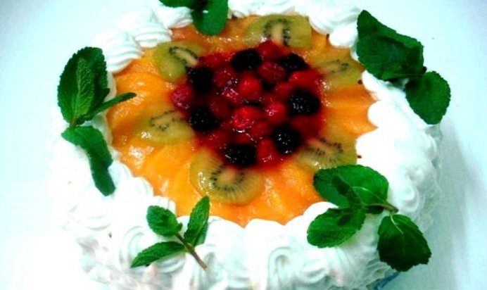 Два фруктовых торта на одной основе