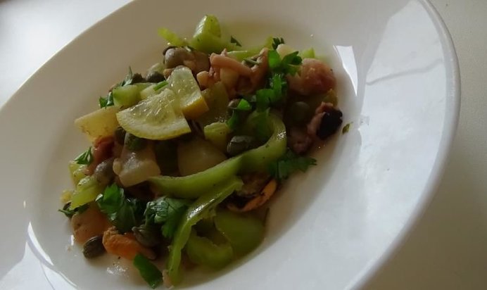 Морской коктейль с болгарским перцем и каперсами