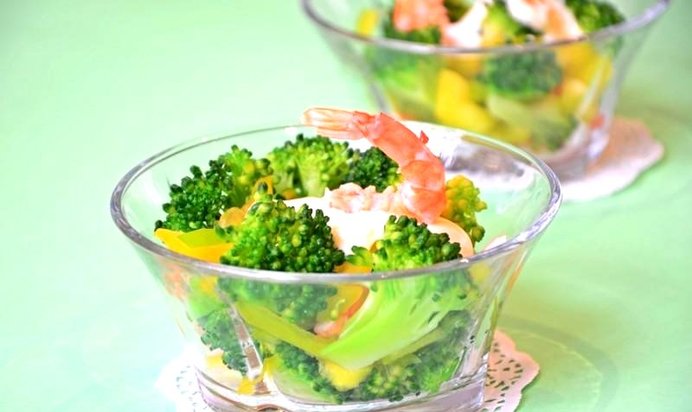 Салат с креветками и брокколи