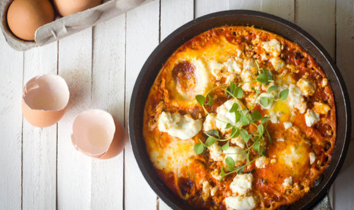 Печеная яичница с креветками в сметанном соусе