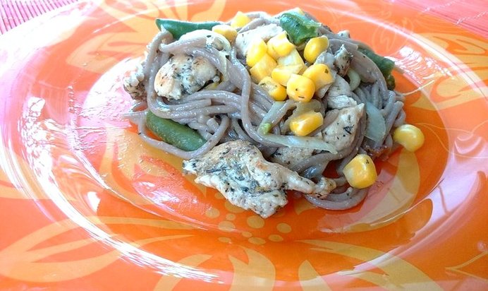 Гречневая лапша соба с курицей и овощами