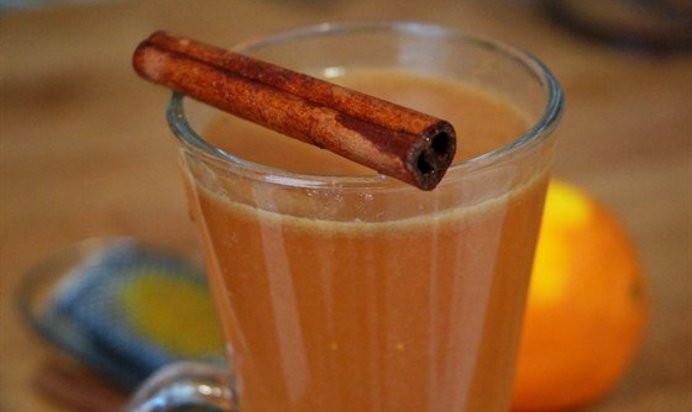 Горячий яблочный сидр с корицей