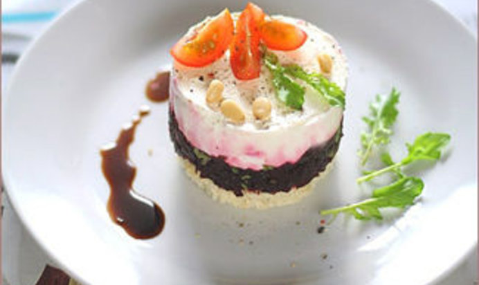 Сладкая свекла с мягким козьим сыром на тостах