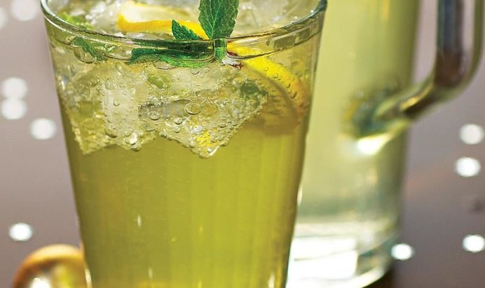 Детский коктейль с лимоном и мятой