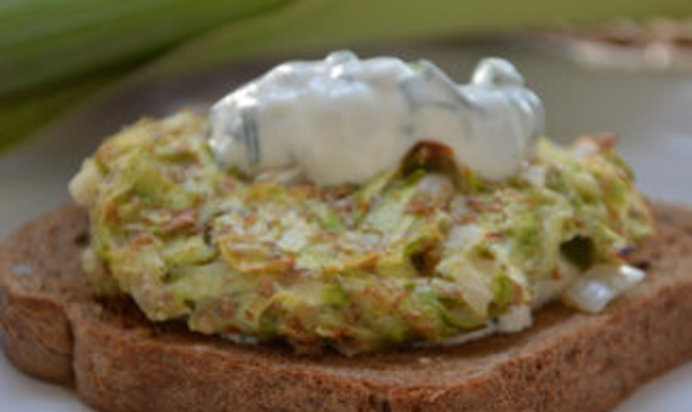 Тост с котлетой из кабачка