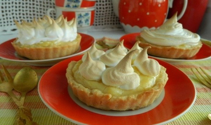 Лимонные пирожные с меренгой