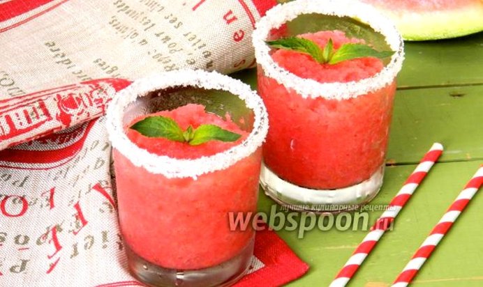 Ледовый коктейль из арбуза и клубники