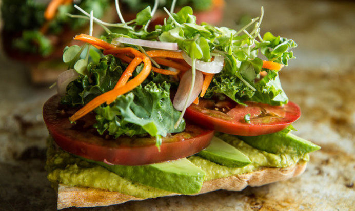 Вегетарианский тост с авокадо и томатами