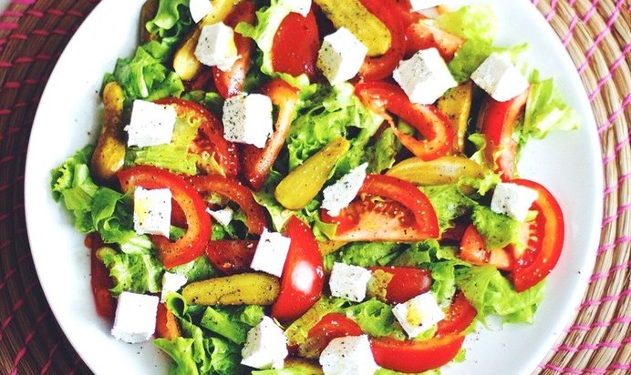 Яркий салат с помидорами и сербской брынзой