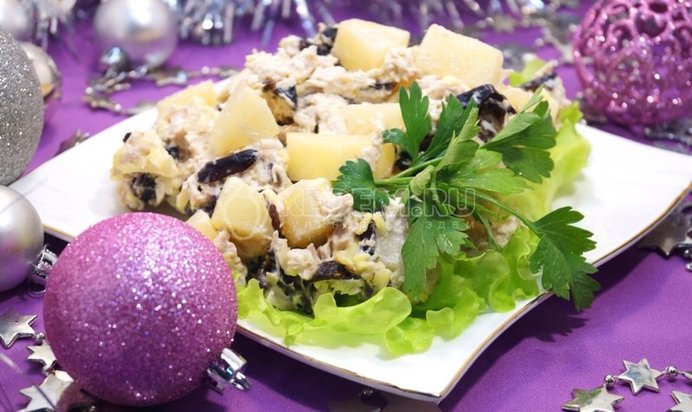 Салат с курицей и черносливом