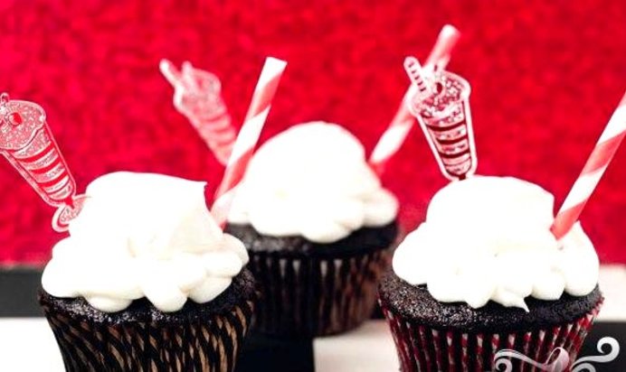 Маффины с пивом рутбир и ванильным кремом