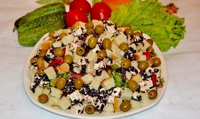 Греческий салат с сухариками и курицей