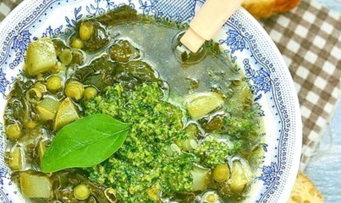 Овощной суп с песто из щавеля