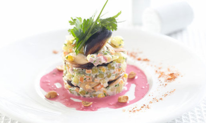 Оливье с мидиями под свекольным соусом