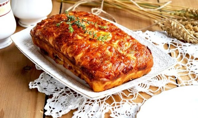 Закусочный кекс с вялеными томатами мясным ассорти