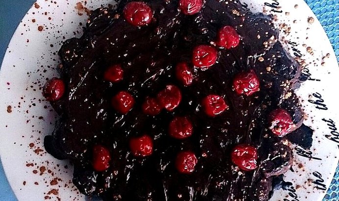 Шоколадный торт с вишней и кофе