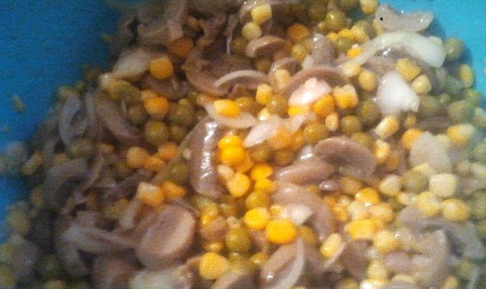 Салат с кукурузой и с зеленым горошком