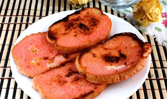 Сладкие гренки с вишневым сиропом