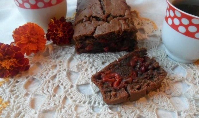 Шоколадный кекс с вишней