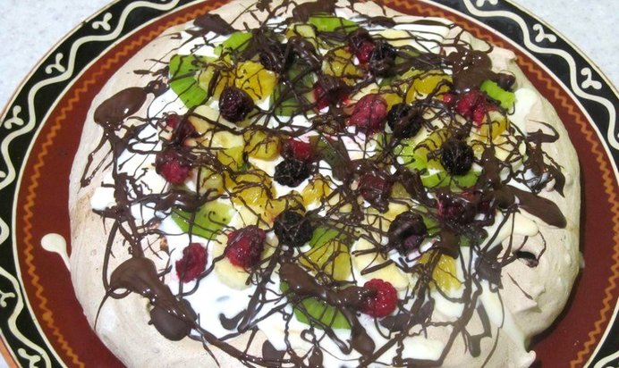 Торт с фруктами на безе