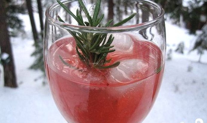 Коктейль с клюквой и розмарином