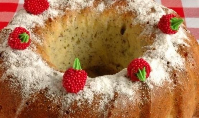 Кекс с маком и вишнями