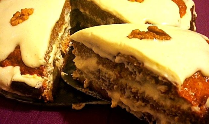 Пряный морковный торт со сметанным кремом