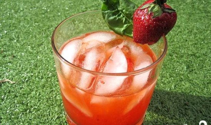 Клубничный коктейль с базиликом