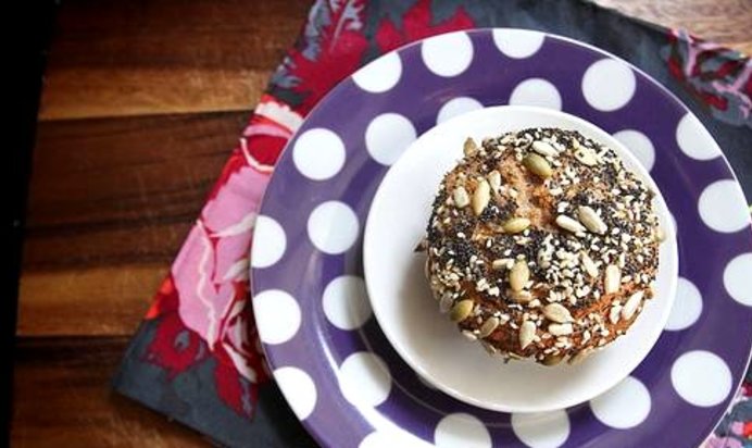 Банановые маффины с финиками и семечками