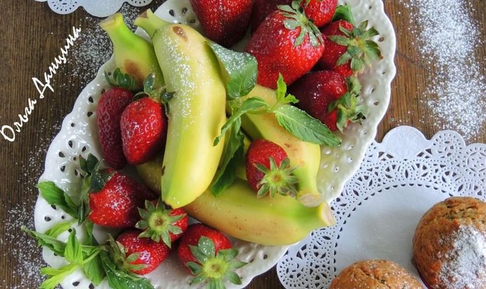 Кексы бананово-ореховые с клубникой