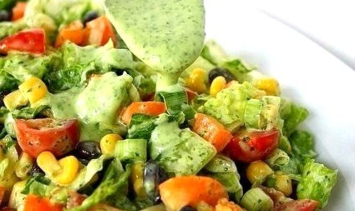 Овощной фитнес-салат с соусом из авокадо
