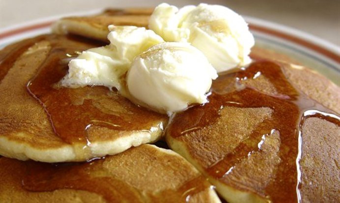Сметанные блины с кленовым сиропом
