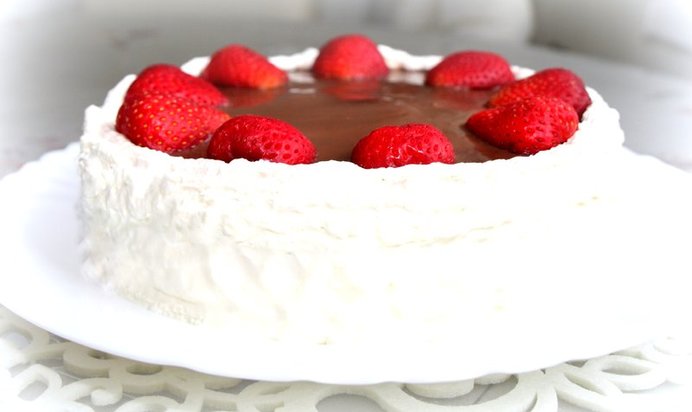 Торт с творожно-клубничным суфле
