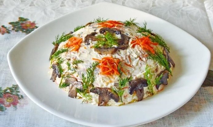 Салат: корейская морковка курица грибы
