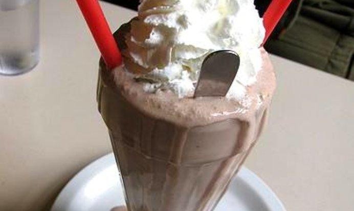 Коктейль с арахисовым маслом, шоколадом и бананом