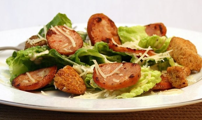 Салат Цезарь с колбасой