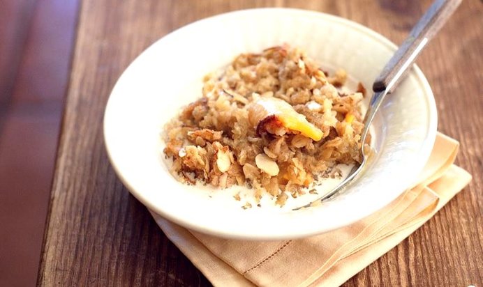 Запеченная овсянка с фруктами и орехами