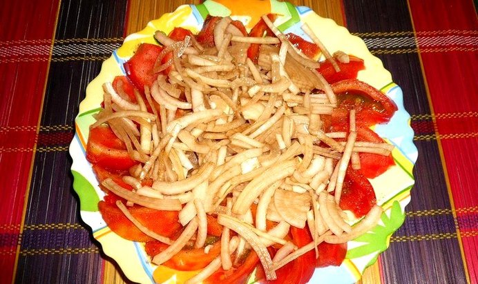 Помидорно-луковый салат
