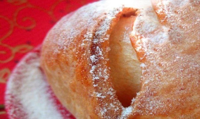 Яблочная шарлотка в творожных платочках