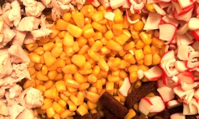 Салат из курицы с крабовыми палочками