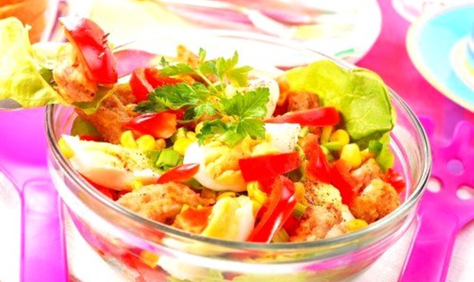Салат из курицы с помидорами, сладкой кукурузой и сухариками