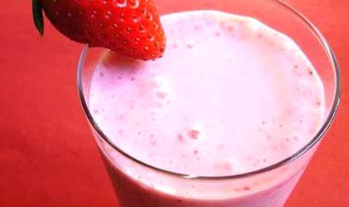 Витаминный напиток из клубники