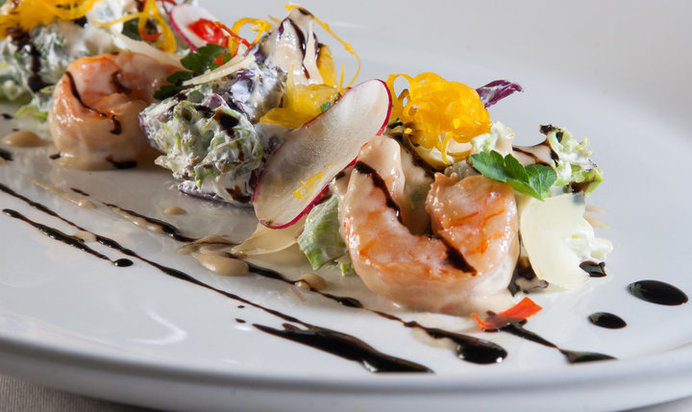 Хориатики с листьями салата и креветками