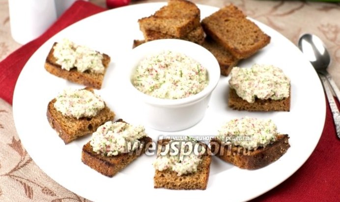 Тосты с редисом и сметаной