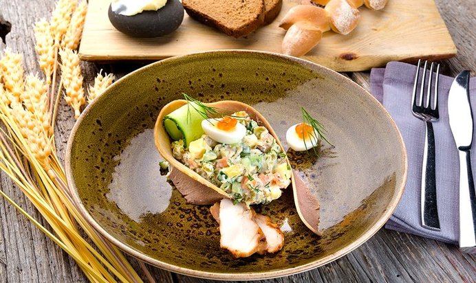 Оливье с печеным картофелем, курицей и говяжьим языком